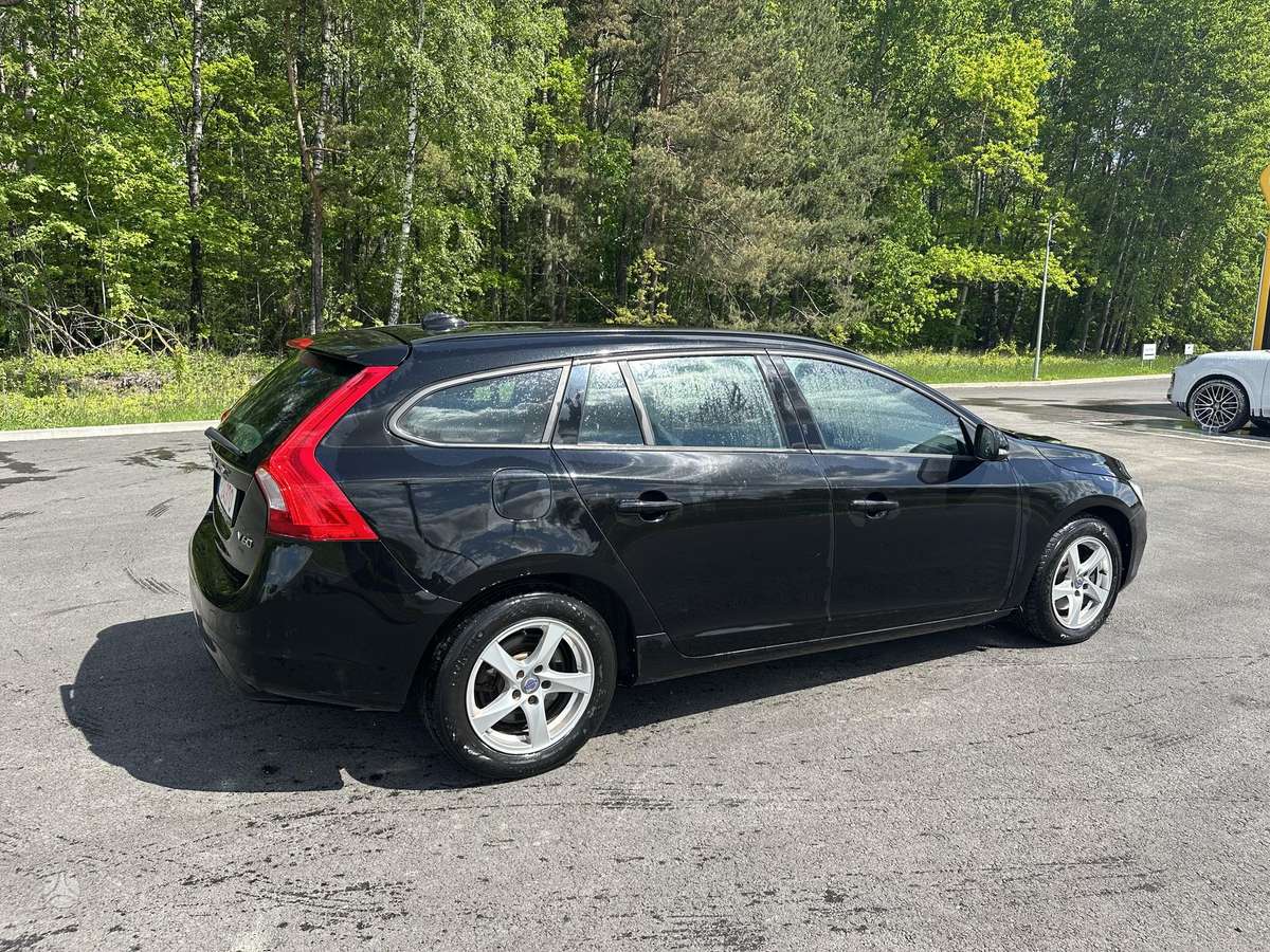Volvo V60 2015 — rear view