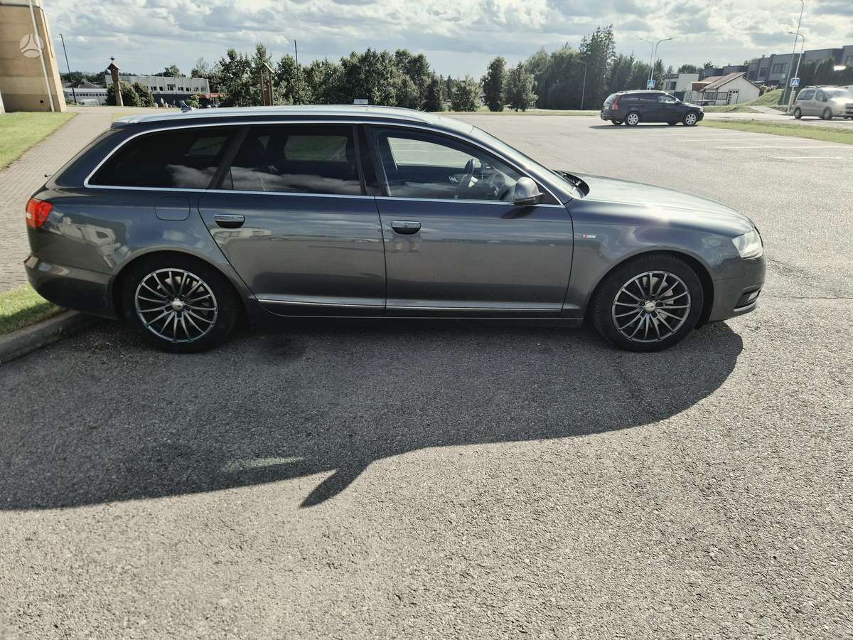 Audi A6 2010 — салон