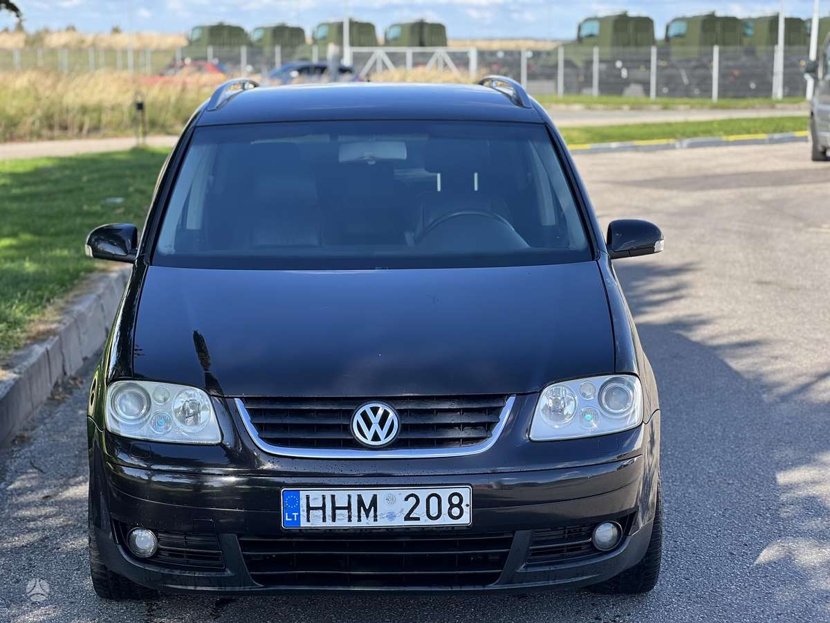 Volkswagen Touran 2004 — rear view