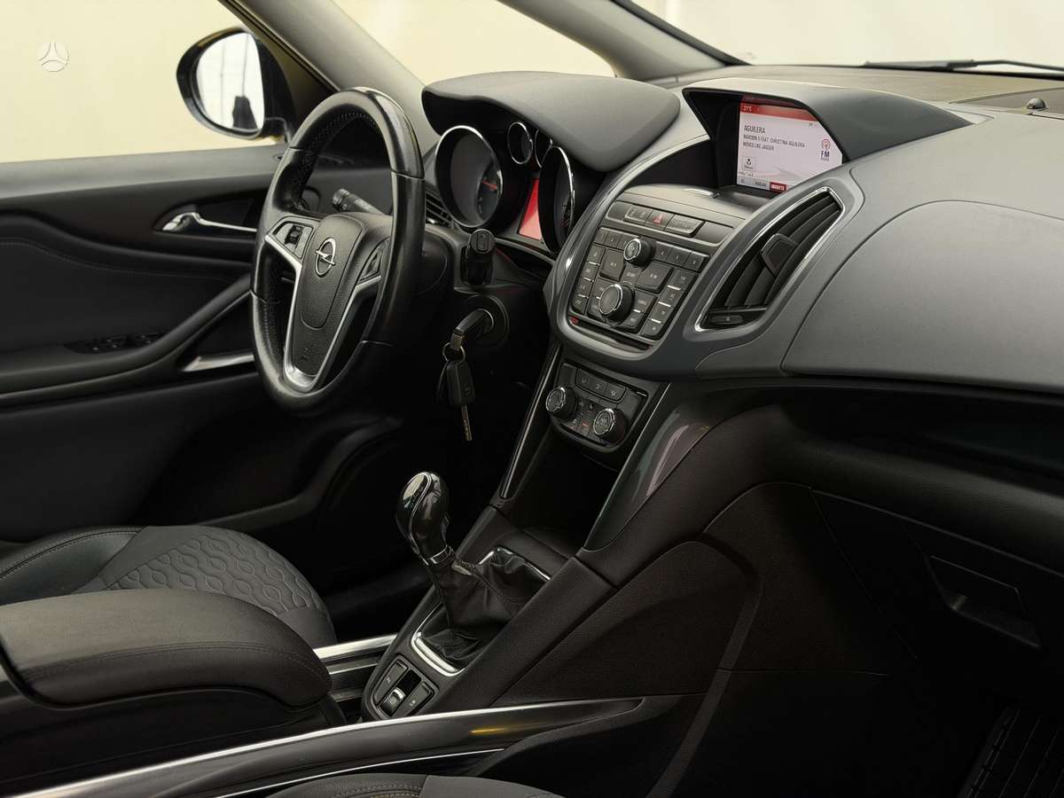 Opel Zafira 2015 — photo 16