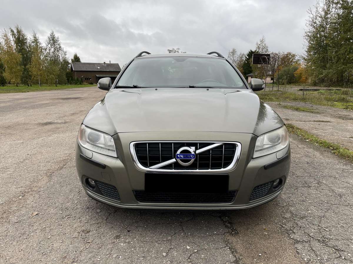 Volvo V70 2010 — вигляд ззаду