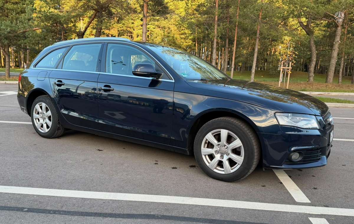 Audi A4 2009 — салон