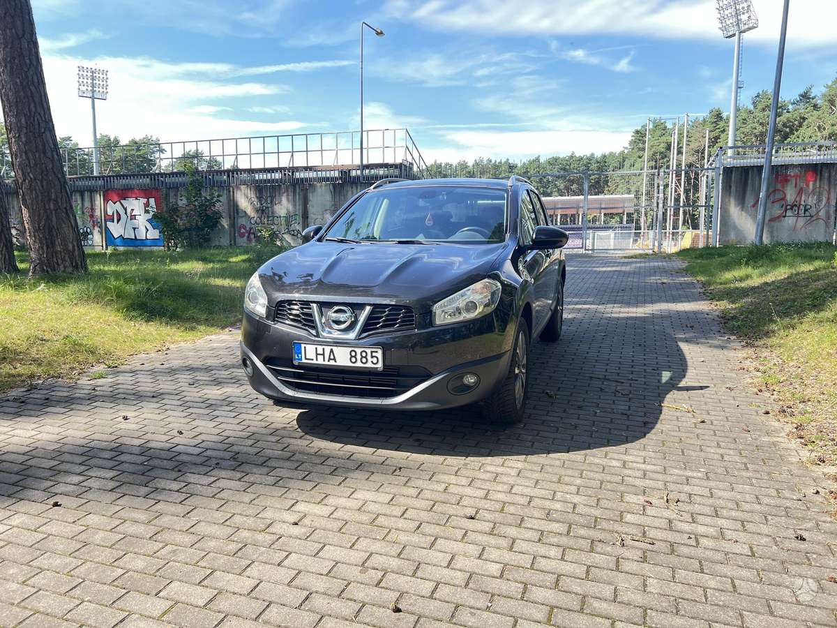 Nissan Qashqai 2010 — rear view
