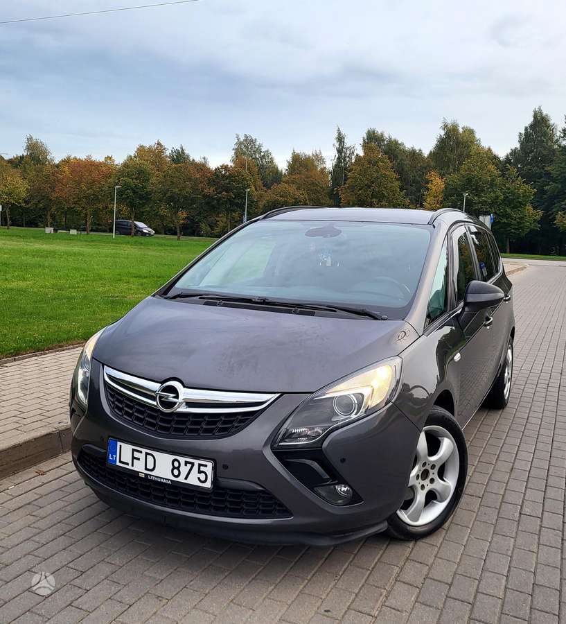 Opel Zafira 2012 — вигляд ззаду