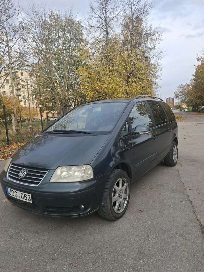 Volkswagen Sharan 2004 — rear view
