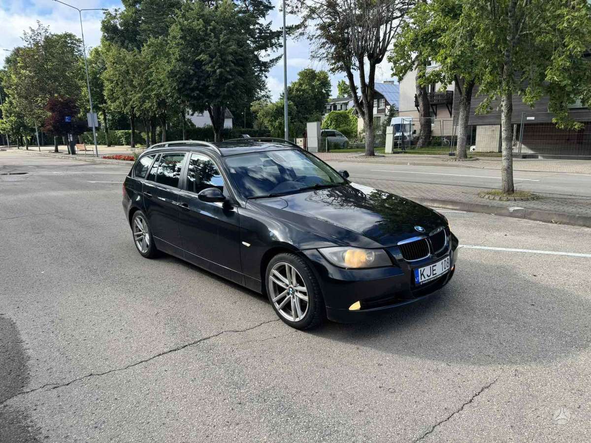 BMW 320 2006 — rear view