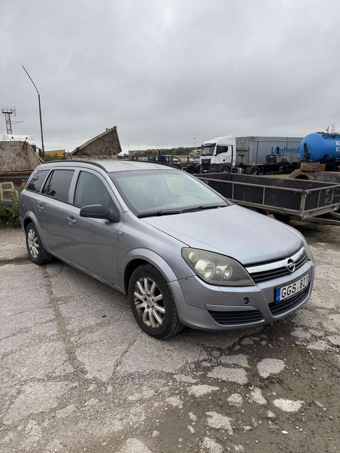 Opel Astra 2005 — rear view