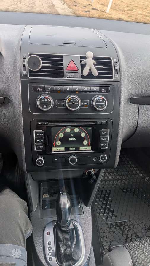 Volkswagen Touran 2012 — photo 8
