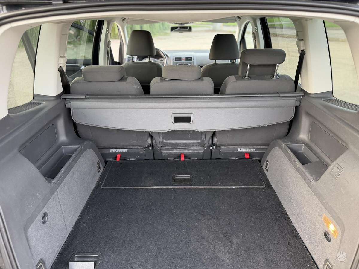 Volkswagen Touran 2011 — photo 11