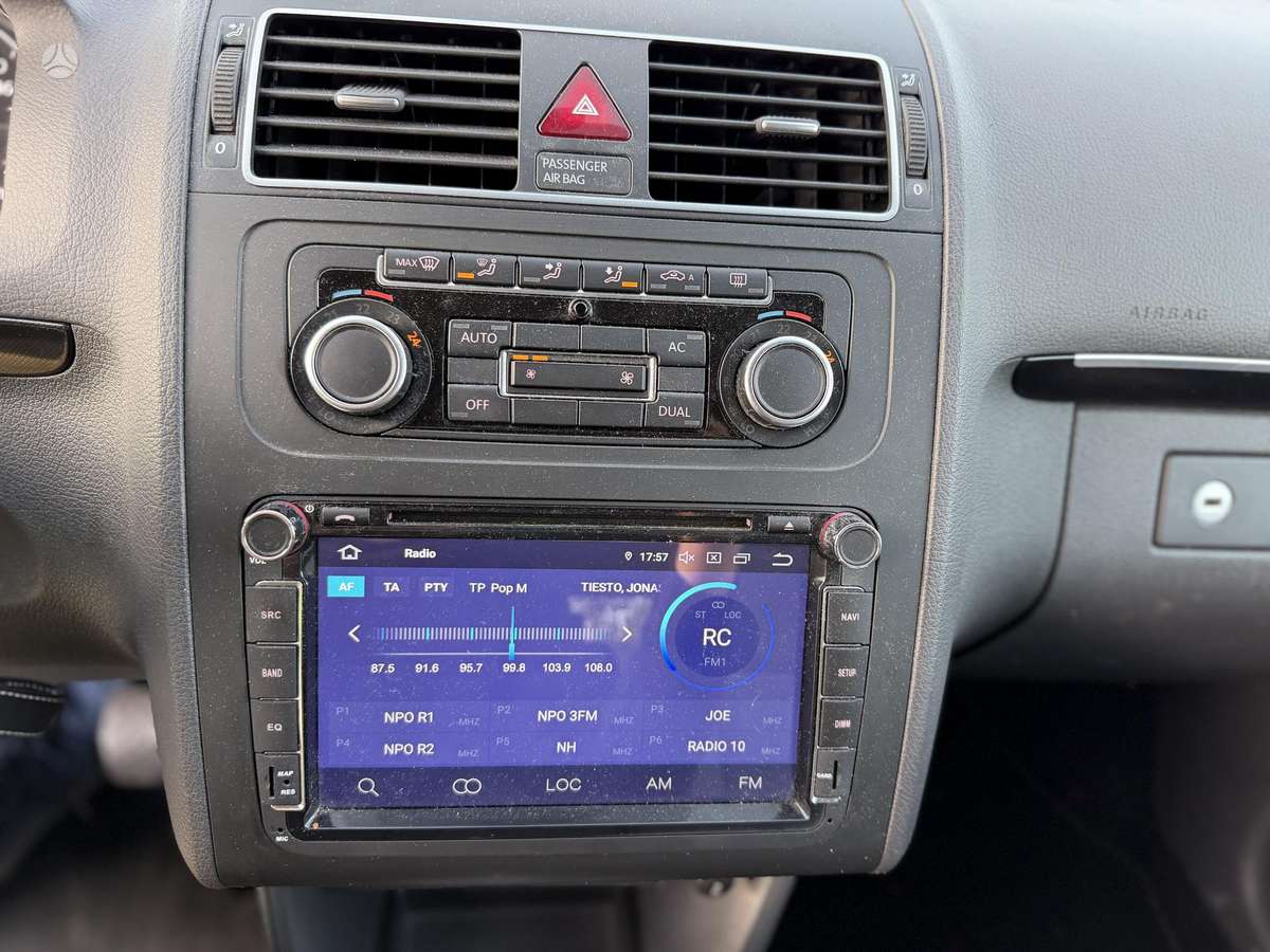 Volkswagen Touran 2011 — photo 17