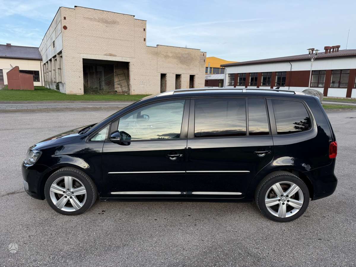 Volkswagen Touran 2011 — interior