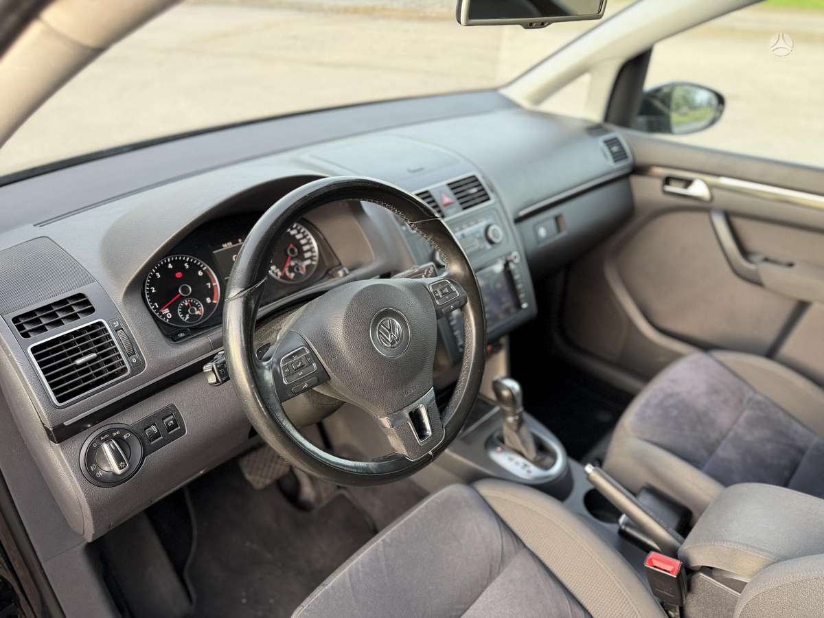Volkswagen Touran 2011 — photo 9