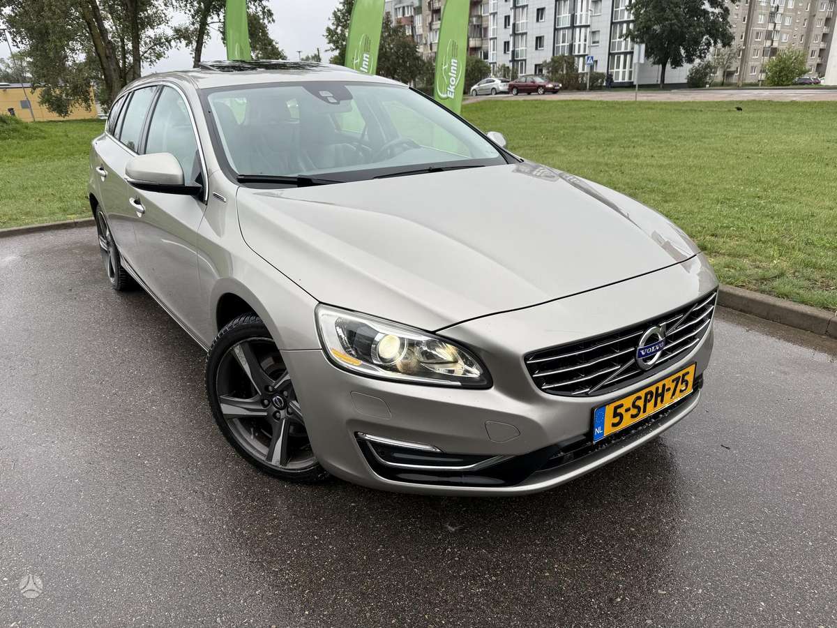 Volvo V60 2013 — салон