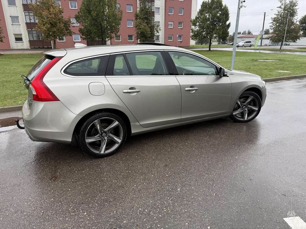 Volvo V60 2013 — двигун 2400 cm³, 280 HP (206kW)