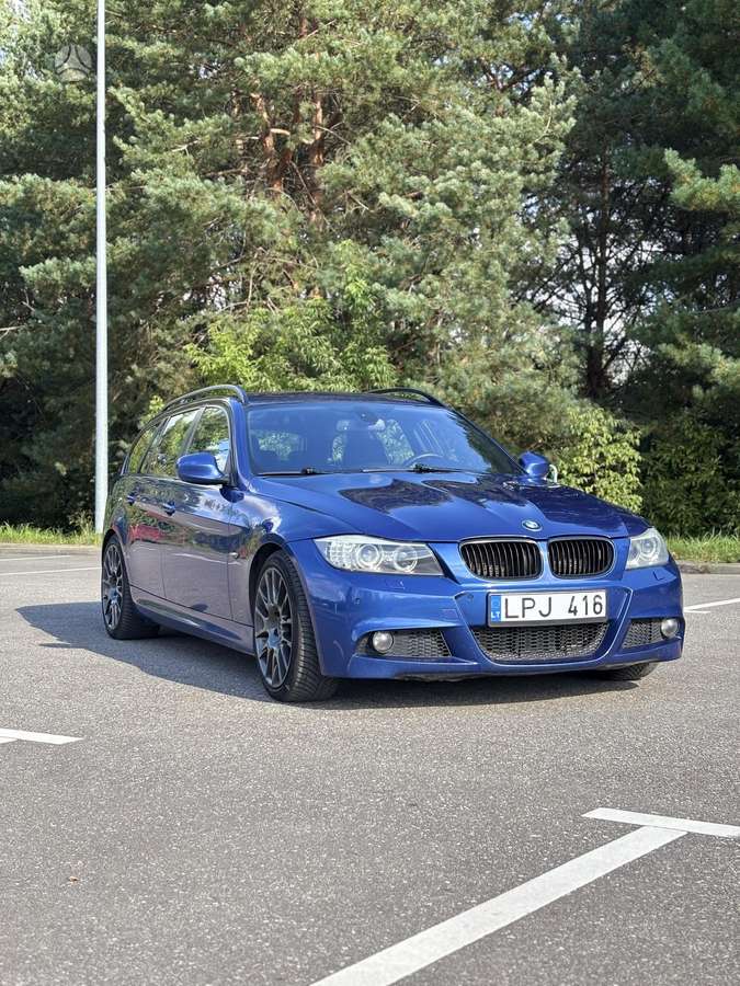 BMW 325 2009 — rear view