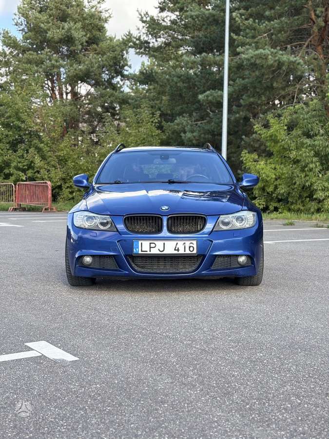 BMW 325 2009 — interior