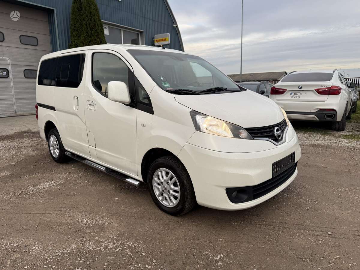 Nissan NV200 2015 — rear view