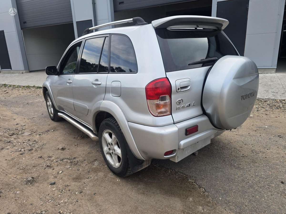 Toyota RAV4 2004 — rear view