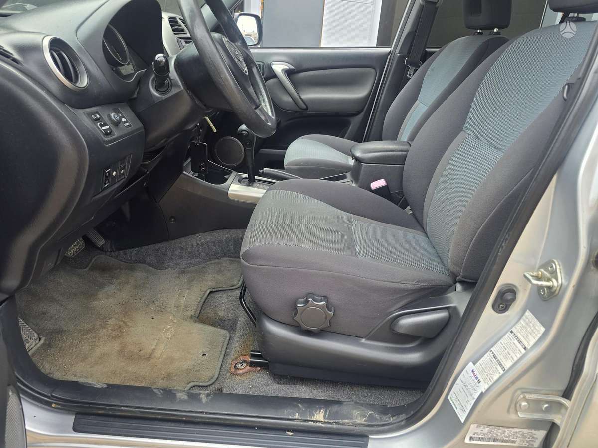 Toyota RAV4 2004 — photo 8
