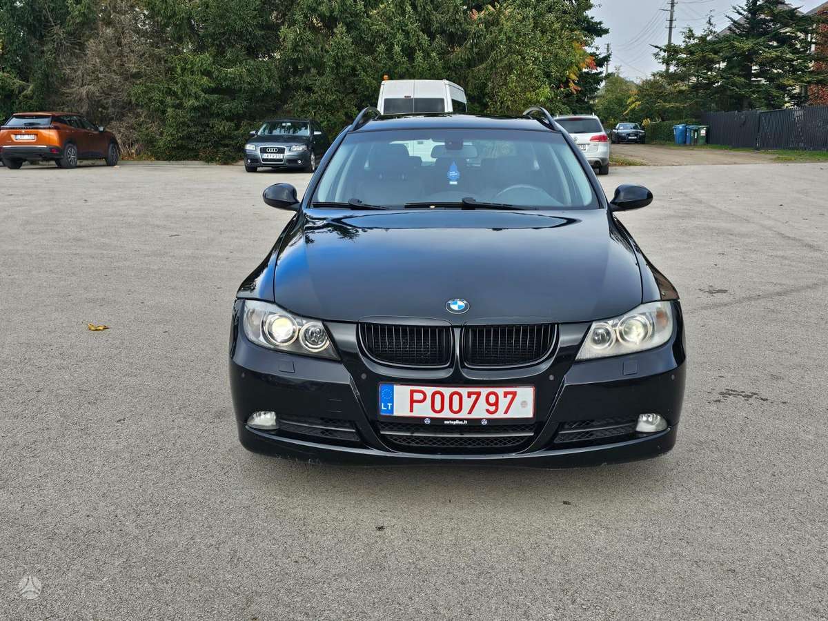 BMW 325 2005 — вигляд ззаду