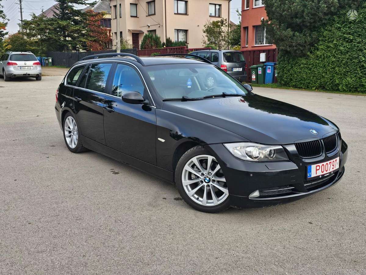 BMW 325 2005 — салон