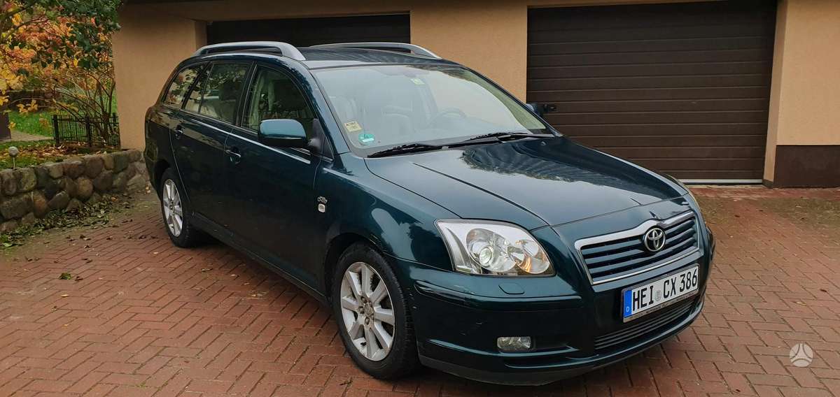 Toyota Avensis 2005 — rear view