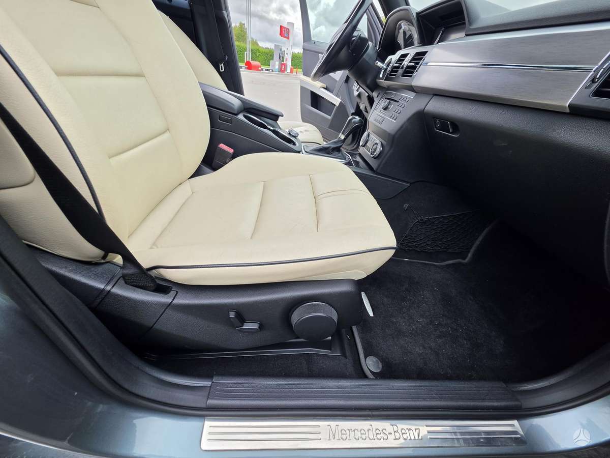 Mercedes-Benz GLK250 2011 — photo 12