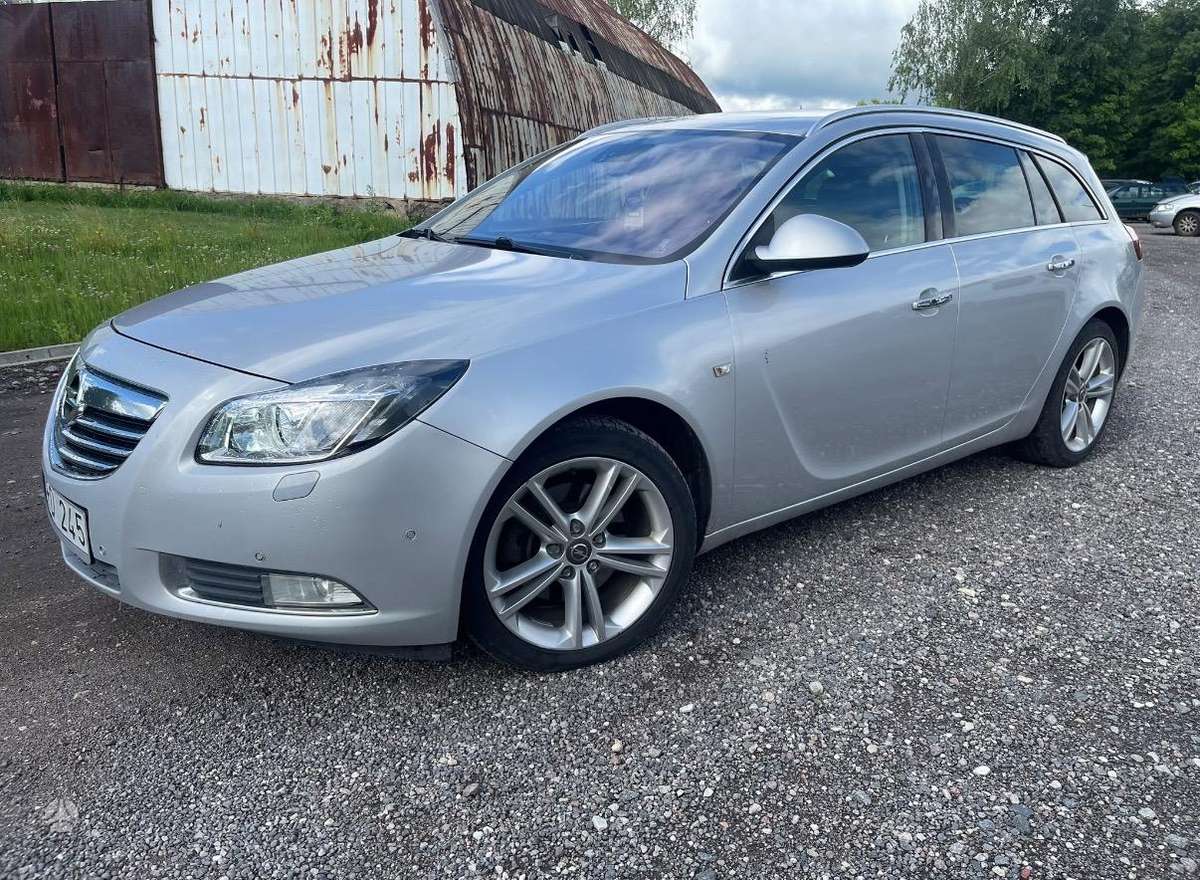 Opel Insignia 2010 — салон