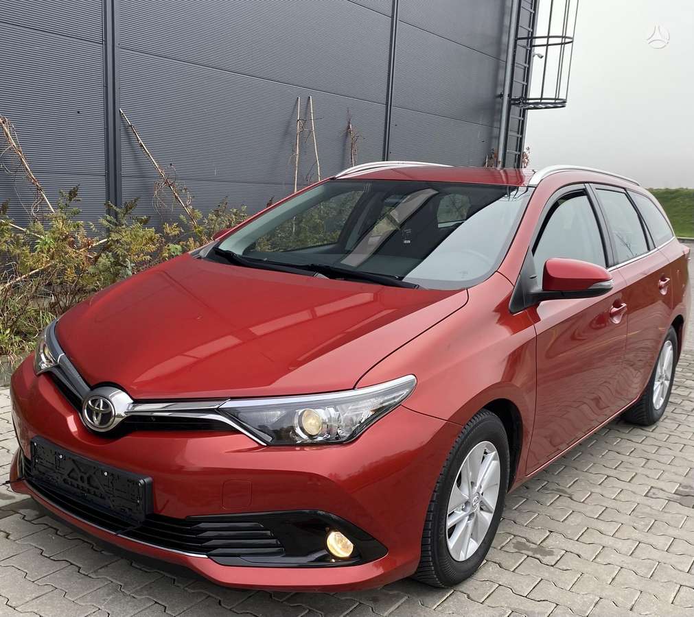 Toyota Auris 2015 — вигляд ззаду