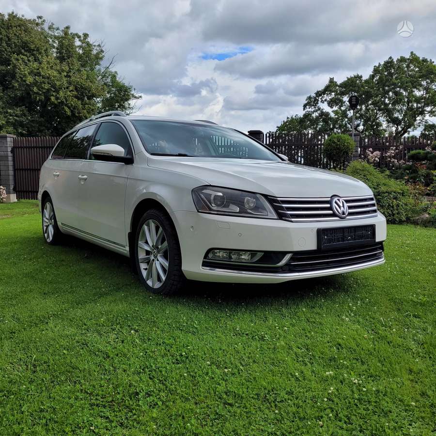 Volkswagen Passat 2012 — вигляд ззаду