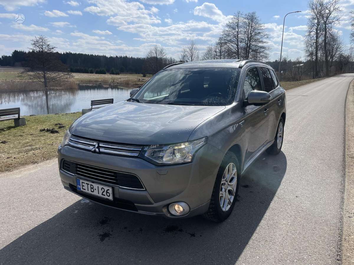Mitsubishi Outlander 2014 — rear view