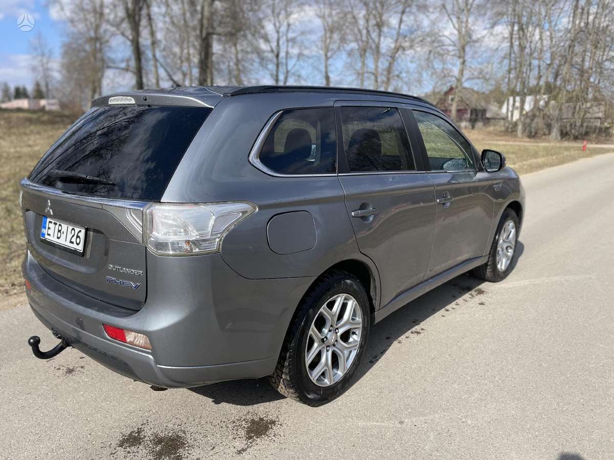 Mitsubishi Outlander 2014 — interior
