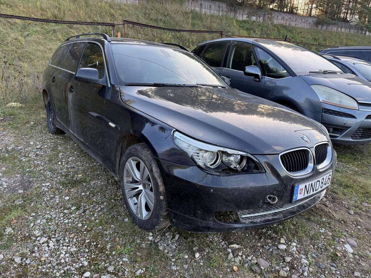 BMW 520 2009 — interior