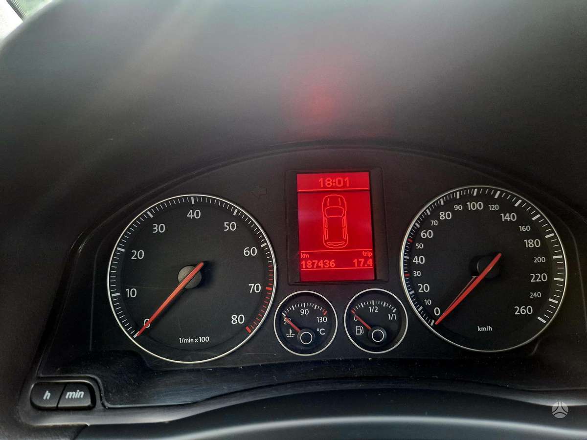 Volkswagen Golf 2005 — двигун 1598 cm³, 116 HP (85kW)