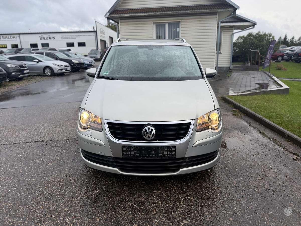 Volkswagen Touran 2010 — вигляд ззаду