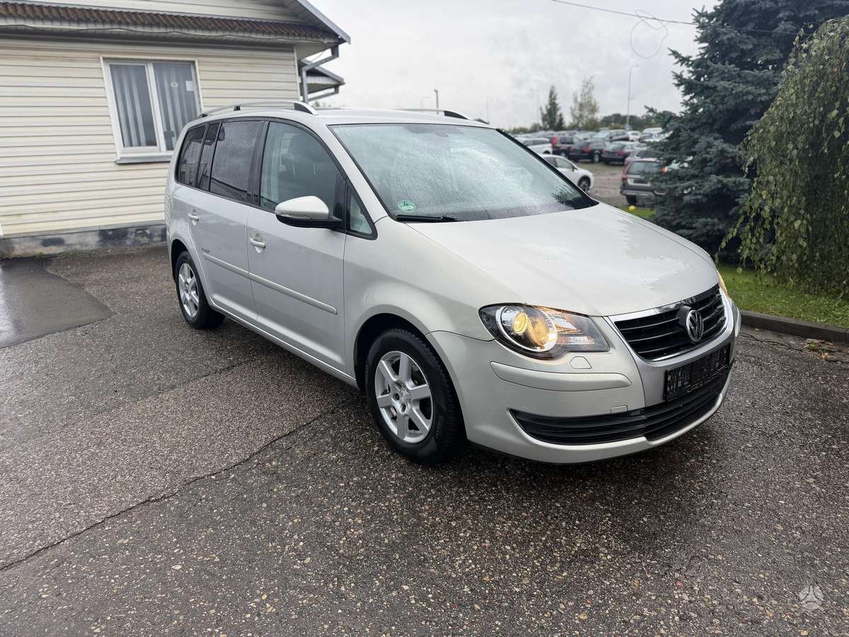 Volkswagen Touran 2010 — салон