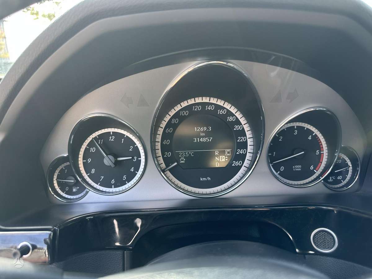 Mercedes-Benz E300 2010 — photo 13