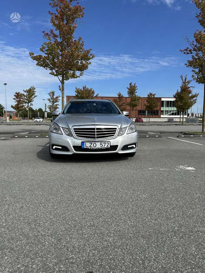 Mercedes-Benz E300 2010 — rear view