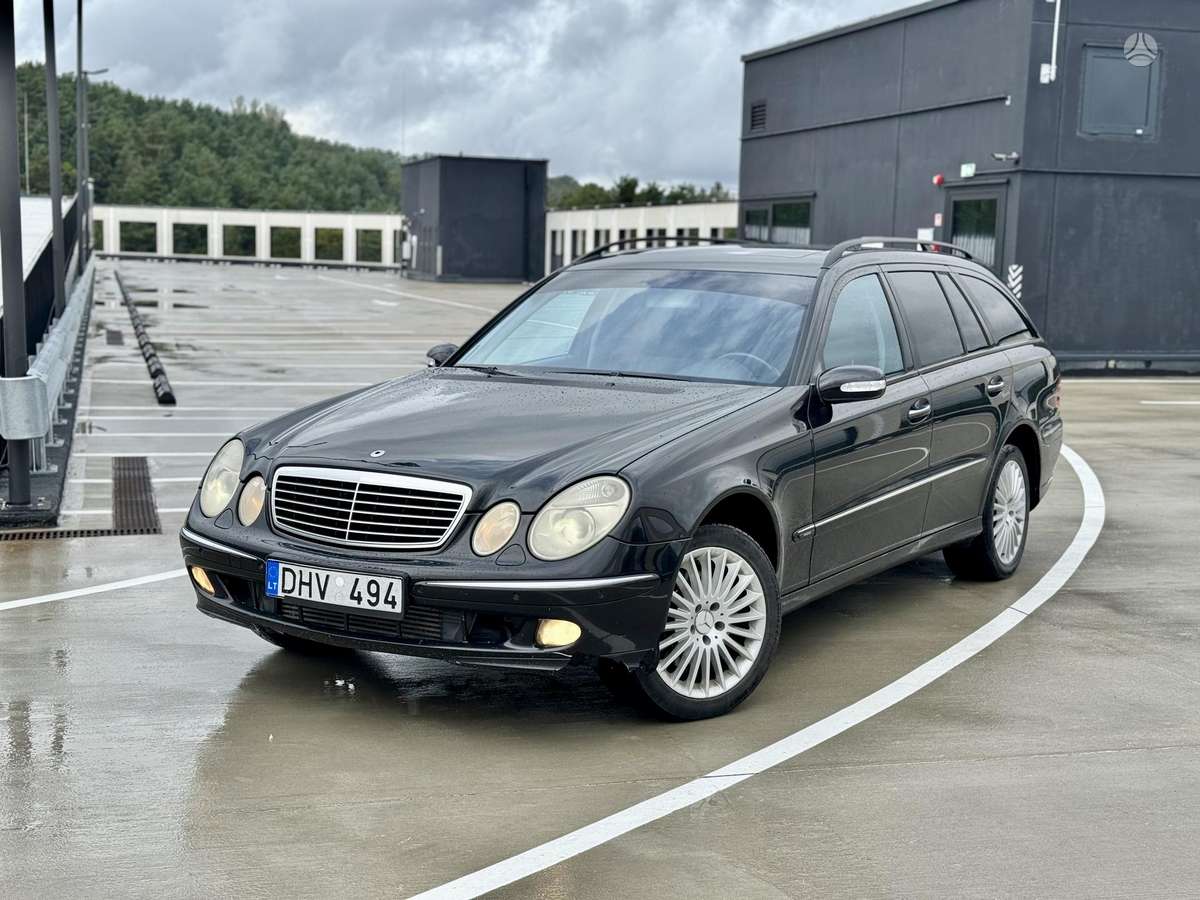 Mercedes-Benz E320 2005 — вигляд ззаду