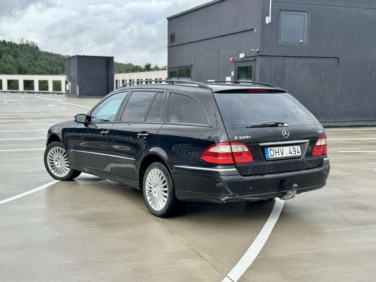 Mercedes-Benz E320 2005 — салон