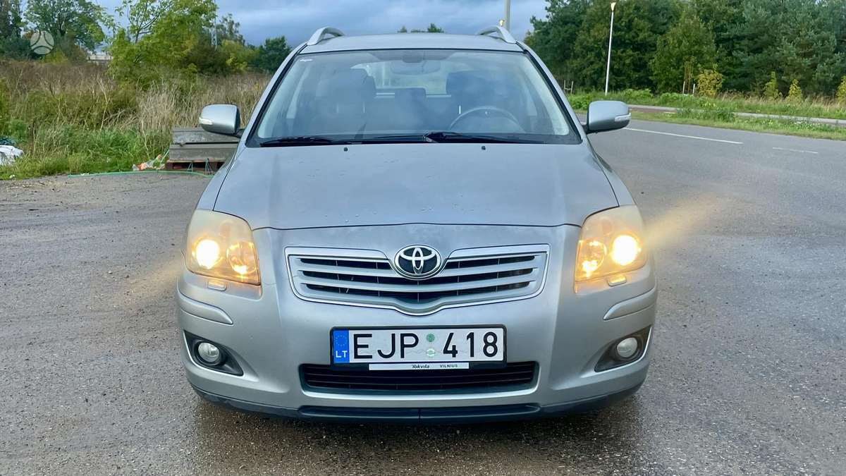Toyota Avensis 2009 — вигляд ззаду