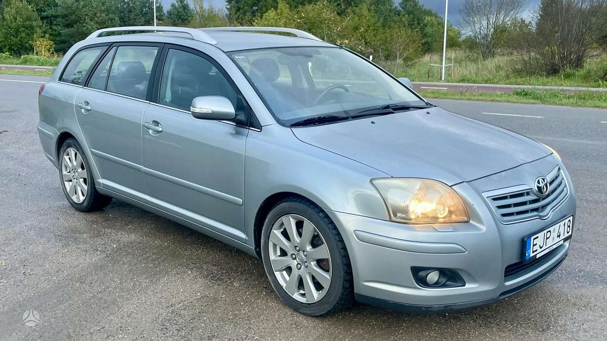 Toyota Avensis 2009 — салон