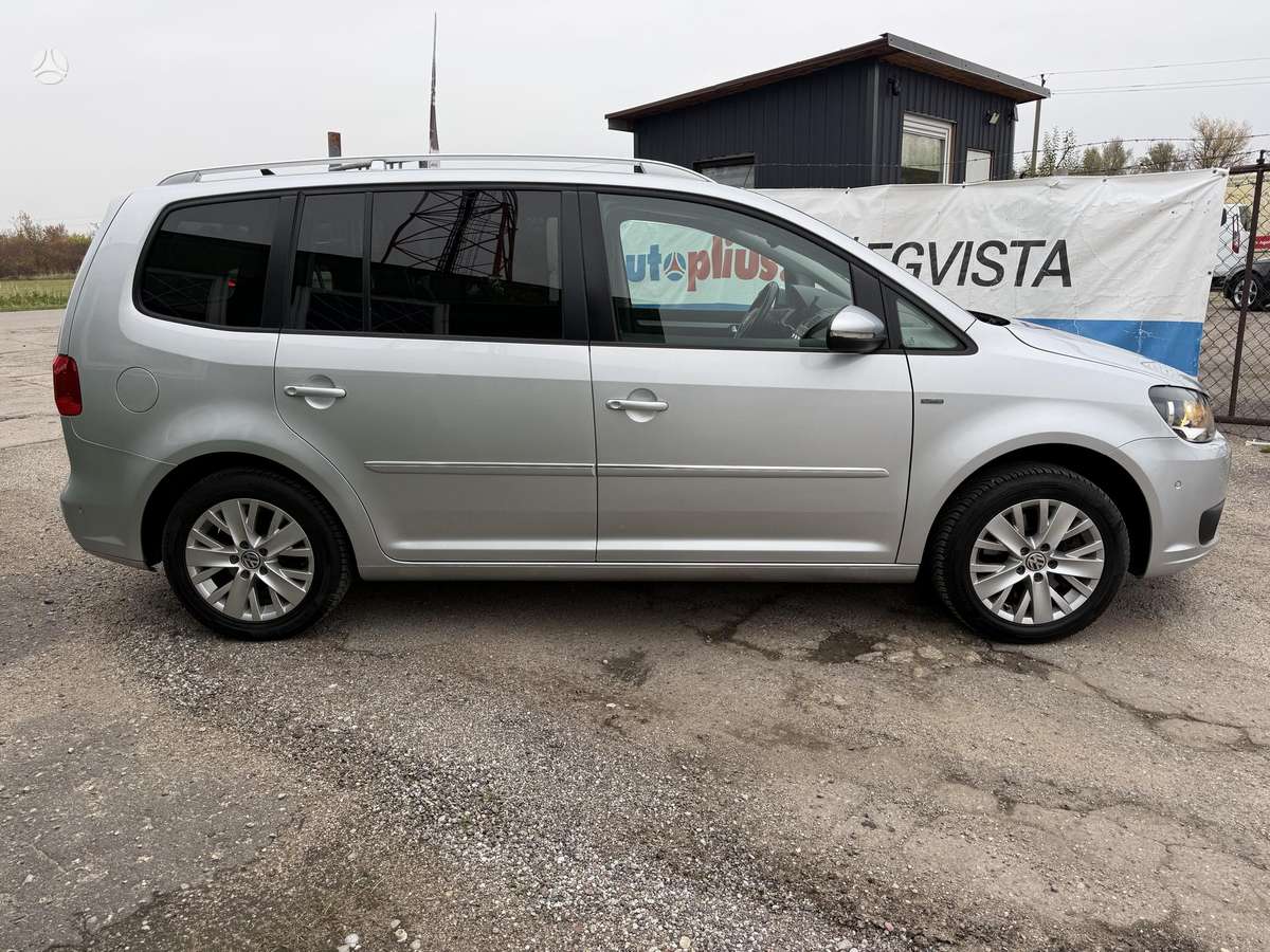 Volkswagen Touran 2013 — interior