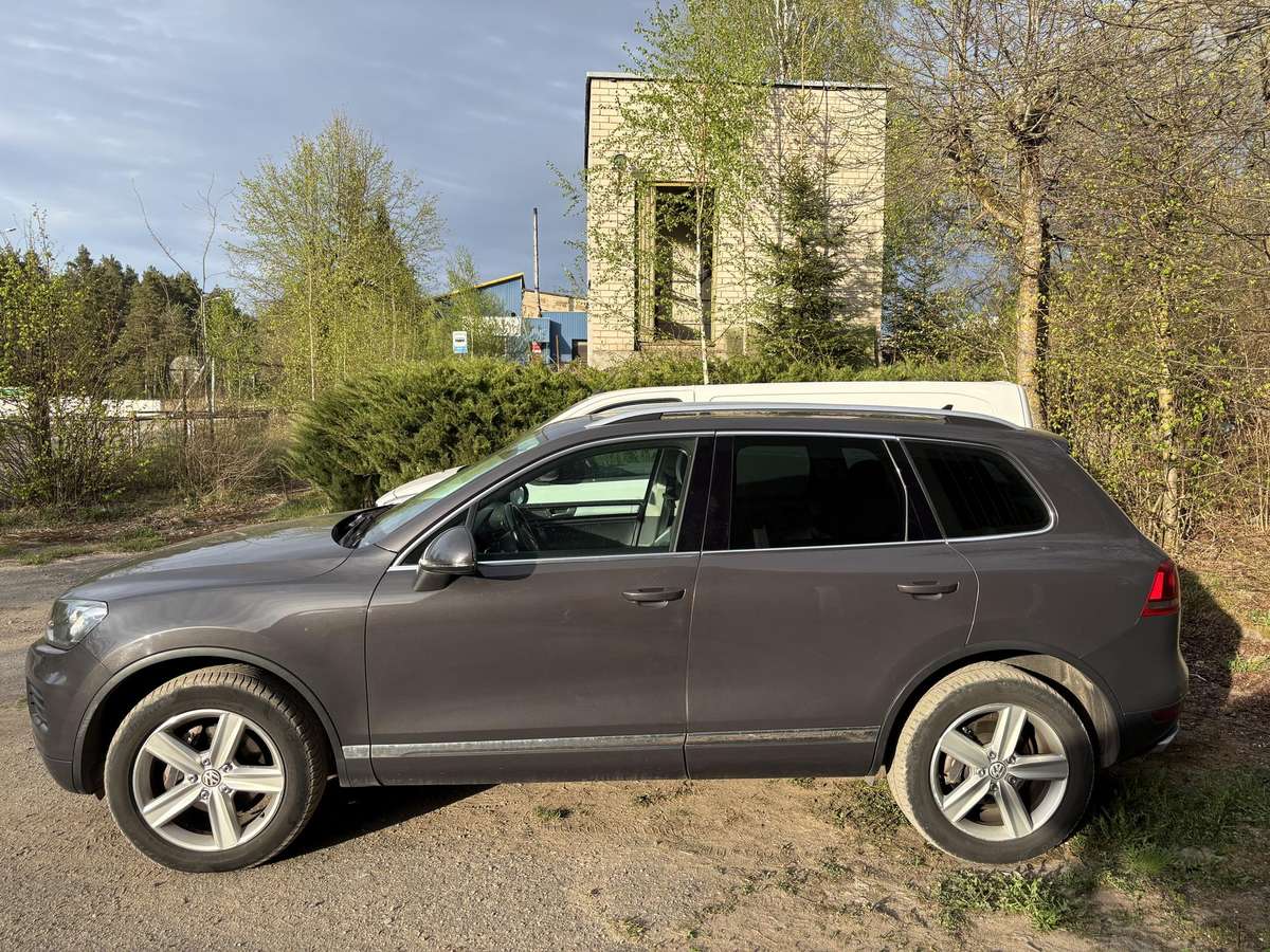 Volkswagen Touareg 2010 — rear view