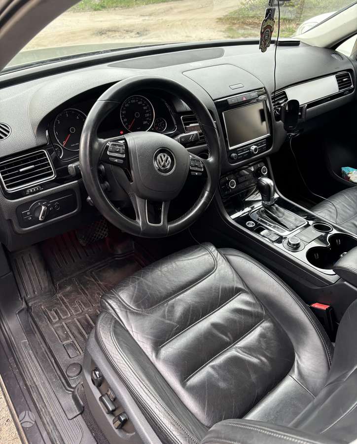 Volkswagen Touareg 2010 — photo 7