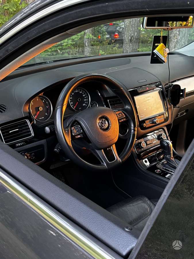 Volkswagen Touareg 2010 — photo 8
