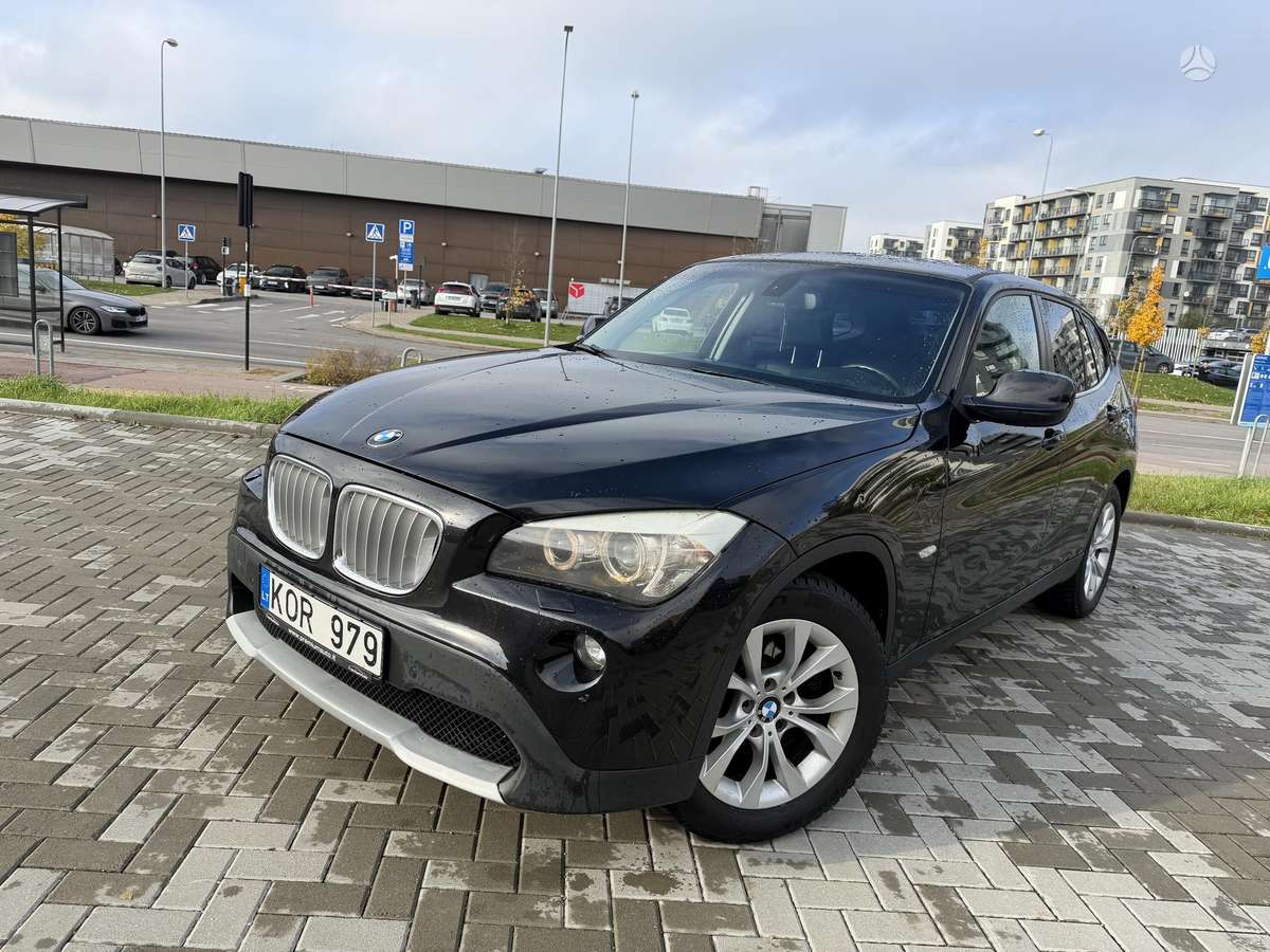BMW X1 2011 — салон