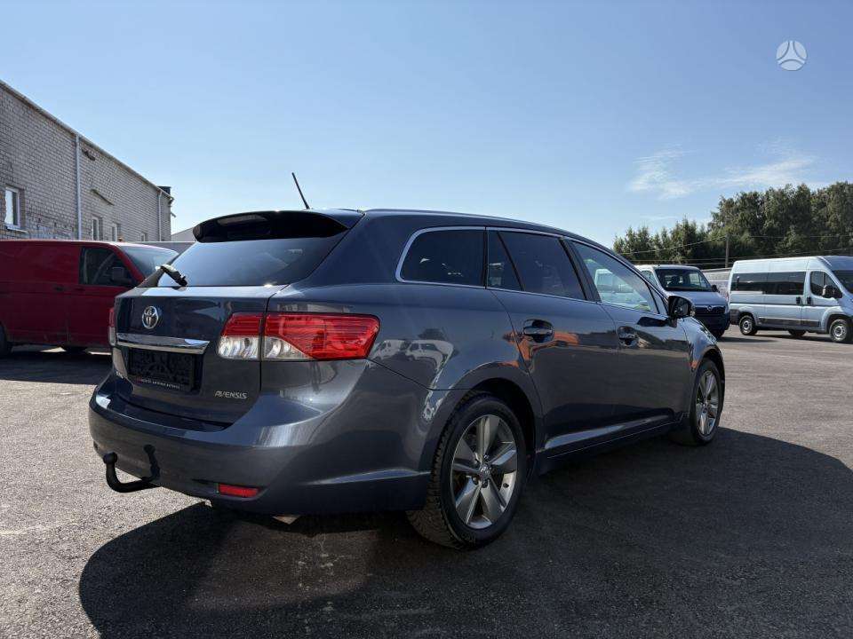 Toyota Avensis 2015 — interior