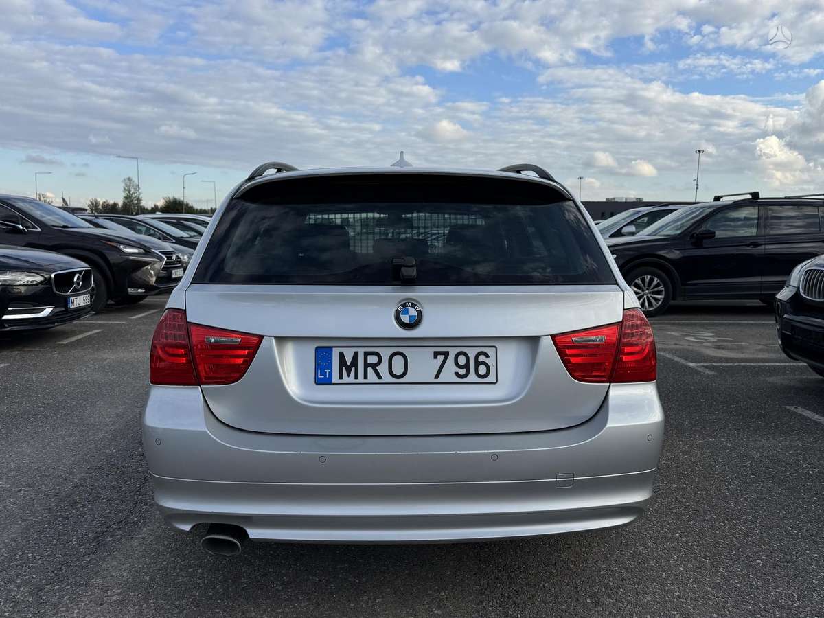 BMW 318 2010 — photo 10