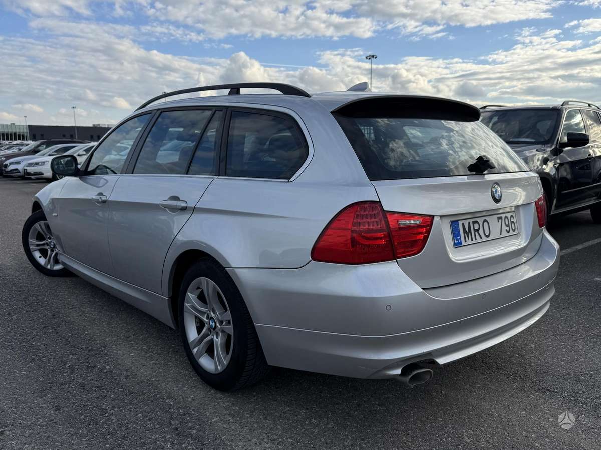 BMW 318 2010 — photo 11